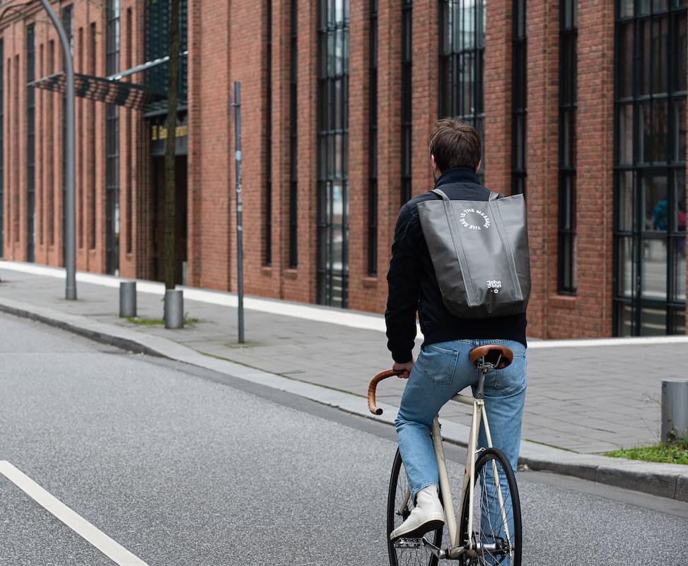 JohnJohn auf dem Fahrrad